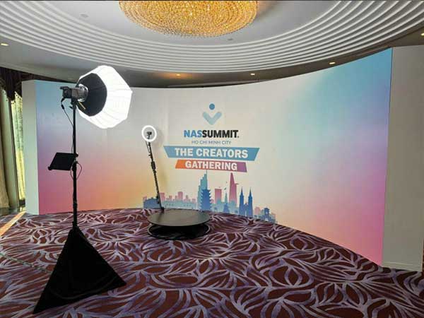 Tăng Kết Nối & Lan Tỏa Văn Hóa: Photobooth 360 Độ Cho Sự Kiện Nội Bộ Doanh Nghiệp thue-buc-xoay-360-photoboth