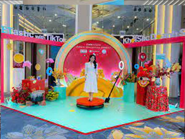 Tăng Kết Nối & Lan Tỏa Văn Hóa: Photobooth 360 Độ Cho Sự Kiện Nội Bộ Doanh Nghiệp tim-y-tuong-thiet-ke-booth-voi-buc-quay-video-photoboth-360-do